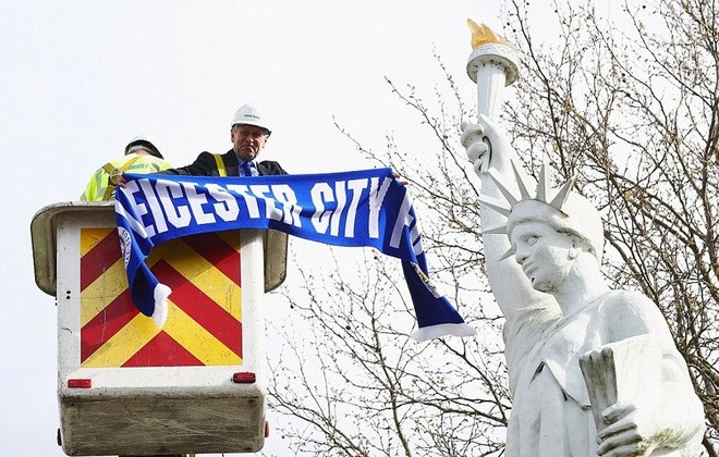 Ông Peter Soulsby, thị trưởng của Leicester, treo chiếc khăn cổ động có chiều dài hơn 3m lên Tượng Nữ thần Tự do đặt ở trung tâm thành phố.