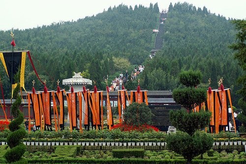 Ngọn đồi là nơi vào năm 1974, người dân phát hiện ra những di chỉ đầu tiên của lăng mộ Tần Thuỷ Hoàng.
