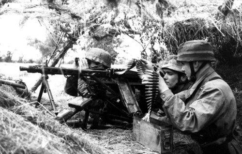Lính Đức sử dụng súng máy MG42. Ảnh: Wikipedia.