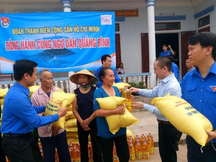 Tặng gạo, dầu ăn cho ngư dân Quảng Bình, Hà Tĩnh