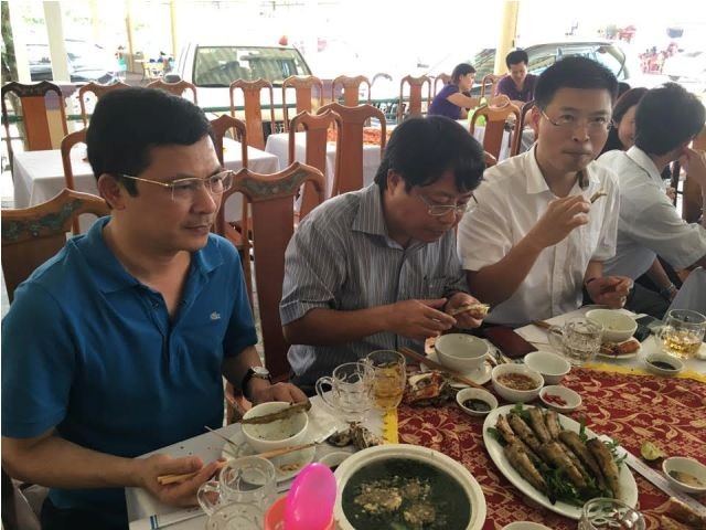 Phó Chủ tịch UBND tỉnh Hà Tĩnh, ông Dương Tất Thắng cùng đoàn công tác Bộ y tế ăn hải sản tại biển Thiên Cầm 