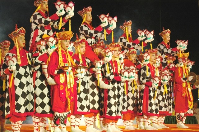 Các màn múa “Lục cúng hoa đăng” đặc sắc tại Lễ hội Quảng chiếu.