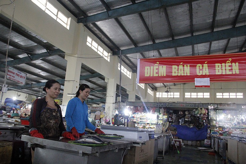 Đến trưa 3/5, lượng cá qua kiểm nghiệm của tiểu thương chợ Hòa Khánh đã được người dân mua hết, chỉ còn lại vài kg. Ảnh: Thanh Trần.
