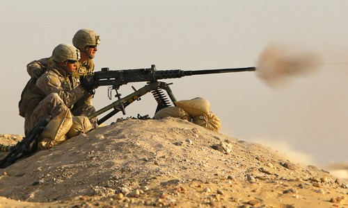 Lính Mỹ sử dụng khẩu súng máy hạng nặng M2. Ảnh: Military