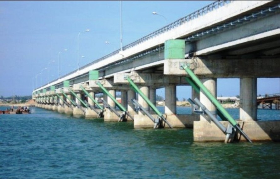 Đập ngăn mặn Thảo Long phía hạ nguồn sông Hương được yêu cầu xả nước ngọt khẩn để điều tiết môi trường, tăng lượng ô xy cho vùng đầm phá Tam Giang và khu vực cửa biển Thuận An.
