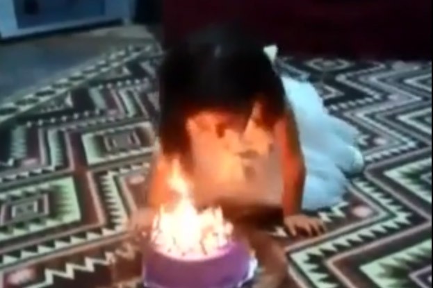 Thổi nến sinh nhật, tóc bé gái bốc cháy
