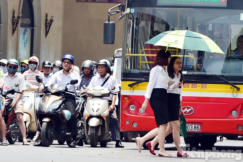 Những ngày gần đây, khi nhiệt độ ngoài trời ở thủ đô Hà Nội lên tới trên 36 độ C khiến cho nhiều người dân cảm thấy mệt mỏi khi ra đường.