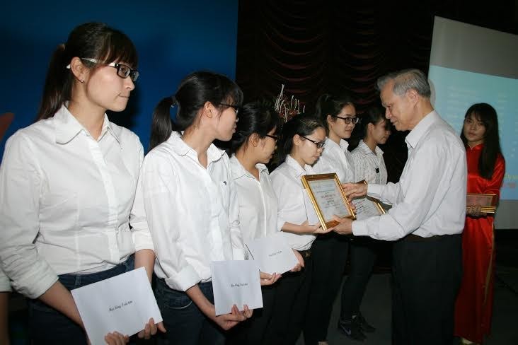 GS.TS Phạm Thanh Kỳ, Nguyên Hiệu trưởng Đại học Dược Hà Nội trao học bổng cho sinh viên.