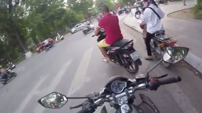 Người đàn ông điều khiển chiếc xe máy không đội mũ bảo hiểm trong đoạn video. Ảnh cắt từ video.