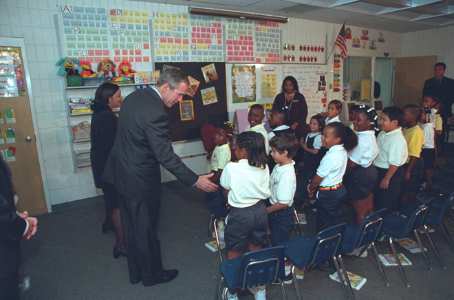 Ngày 11/9/2001, khi hàng triệu người theo dõi trực tiếp cảnh máy bay thứ hai lao thẳng Trung tâm Thương mại Thế giới (WTC) ở thành phố New York, Tổng thống George W. Bush đang dự giờ ở lớp học CE1 của trường tiểu học Emma E. Booker, quận Sarasota, bang Fl
