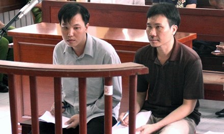 Nguyên thiếu tá Nguyễn Hoàng Quân (phải) và Triệu Tuấn Hưng kháng cáo kêu oan. Ảnh: Tân Châu.