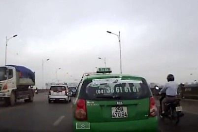 Chiếc xe taxi đánh võng trên cầu Vĩnh Tuy. Ảnh cắt từ video.