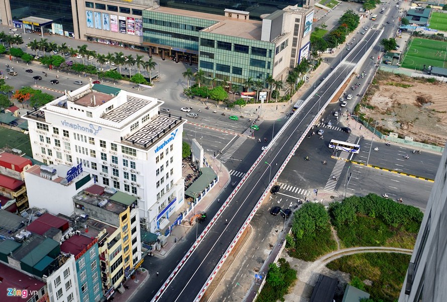 Cầu vượt Hoàng Minh Giám - Nguyễn Chánh được khởi công ngày 14/12/2015, mức đầu tư 148 tỷ đồng, có tổng chiều dài toàn tuyến gần 600 m, tốc độ cho phép 40 km/h. 
