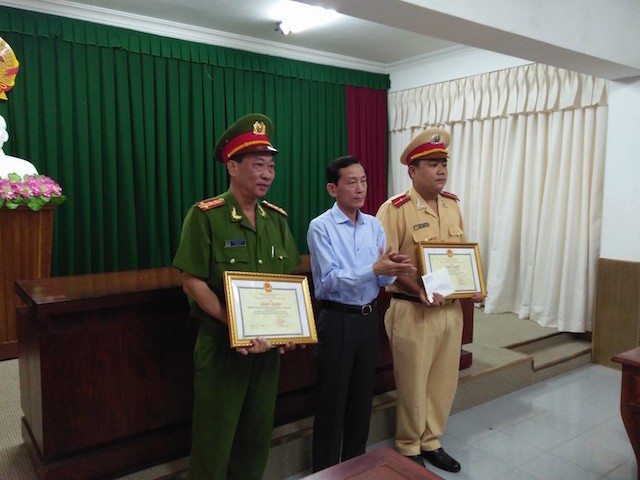 Chủ tịch UBND TP Cần Thơ Võ Thành Thống trao tặng giấy khen và tiền thưởng cho cán bộ, chiến sĩ phòng PC67 vì triệt phá thành công 2 vụ tụ tập đua xe trái phép.
