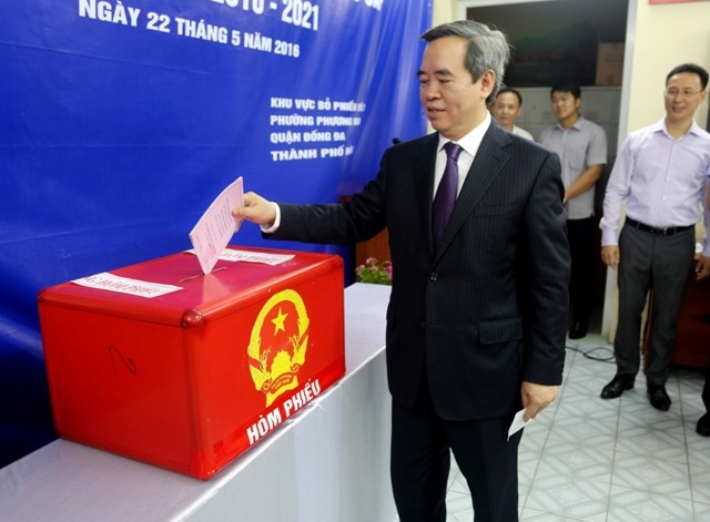 Trưởng Ban Kinh tế TƯ Nguyễn Văn Bình bỏ phiếu