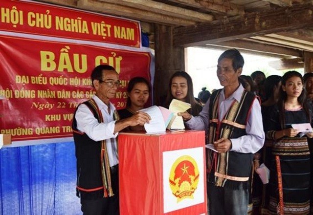 Bà con người dân tộc Ba Na ở Kon Tum đi bầu cử vào ngày 22/5.