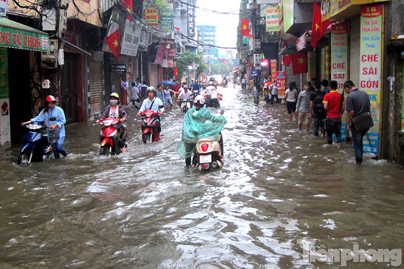 Sáng nay, nhiều tuyến đường ở thủ đô Hà Nội chìm trong biển nước khiến các phương tiện di chuyển gặp khó khăn.