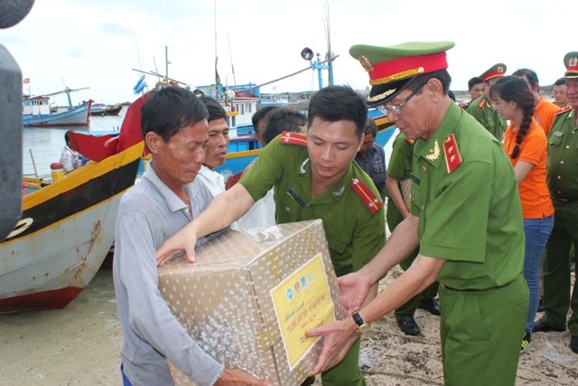 Đoàn công tác thăm tặng quà ngư dân.