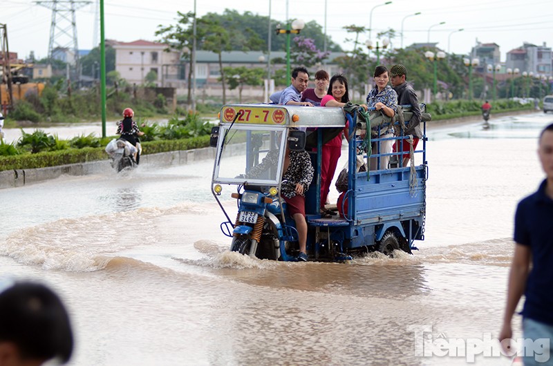 Sau trận mưa lớn ngày hôm qua, 25/5, nhiều khu vực ở Hà Nội chìm trong 'biển' nước.