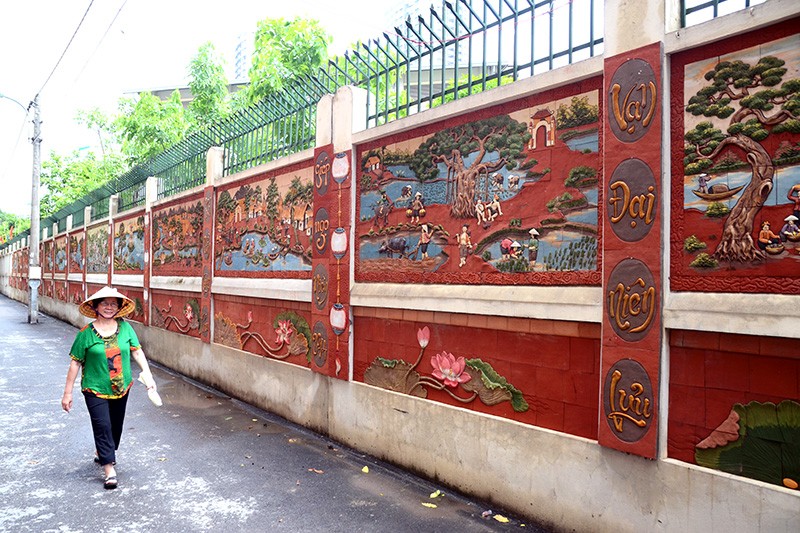 "Đường tranh gốm" nằm trong con đường nhỏ ở Tổ dân phố 28 (ngõ 78 Duy Tân, quận Cầu Giấy, TP Hà Nội).