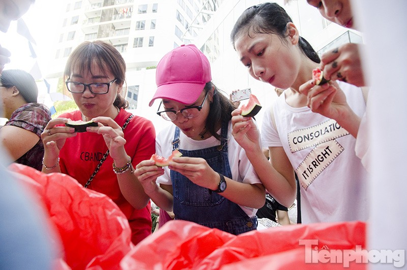 Cuộc thi ăn dưa hấu “Fat and Fast” diễn ra chiều 29/5 tại Indochina Plaza Hà Nội là một hoạt động độc đáo nằm trong khuôn khổ hội chợ Hoa Học Trò Weekend Fair.
