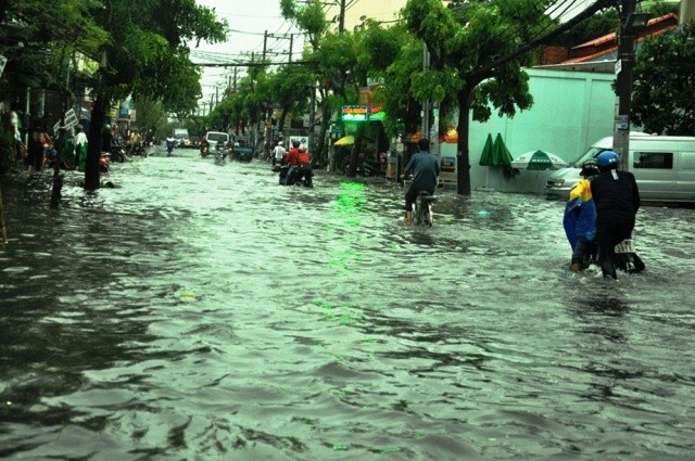 Nhiều tuyến đường chìm trong biển nước sau cơn mưa lớn.