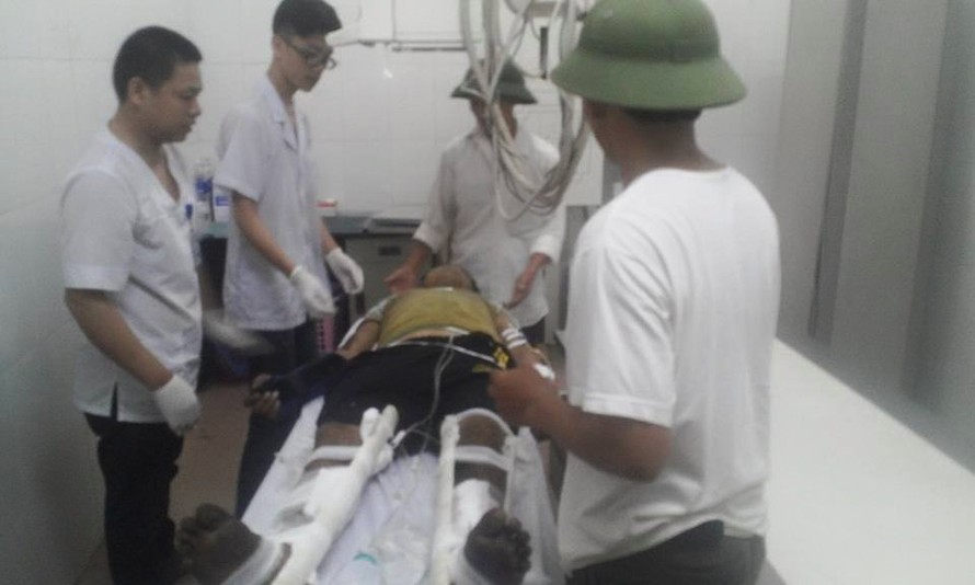 Cấp cứu người bị thương vụ nổ xe tại bệnh viện 115 Nghệ An.