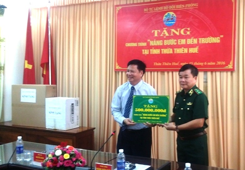 Trung tướng Hoàng Xuân Chiến trao tặng 500 triệu đồng cho chương trình “Nâng bước em đến trường” tại TT-Huế chiều 16/6.