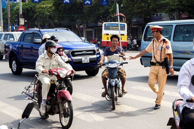 CSGT Hà Nội xử lý xe ba bánh giả danh thương binh, xe máy cũ nát, không đội mũ bảo hiểm, chở hàng hóa cồng kềnh lưu thông trên đường.