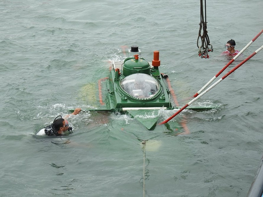 Những hình ảnh trong buổi thử nghiệm về chiếc tàu ngầm Hoàng Sa trên biển do ông Nguyễn Quốc Hòa (Thái Bình) cung cấp.