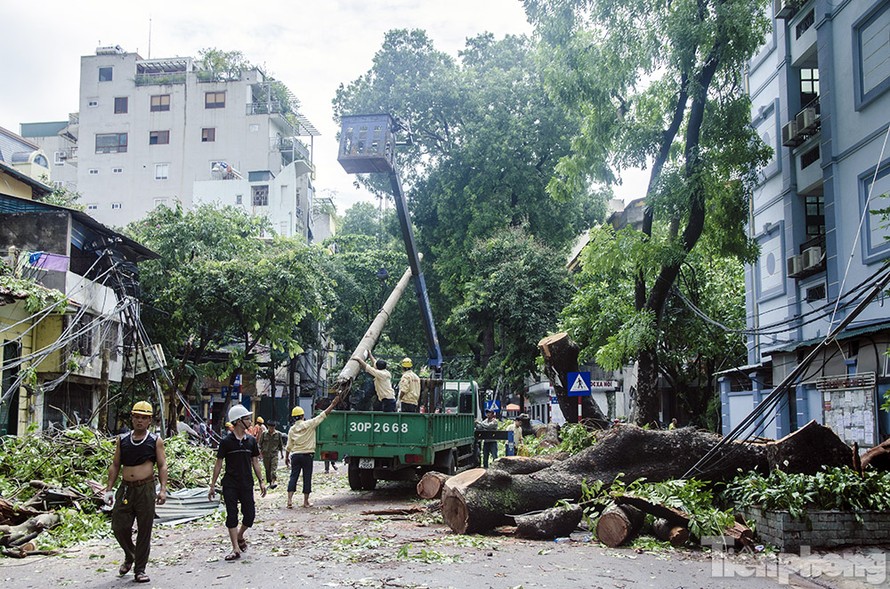 Sau khoảng hơn 1 ngày cơn bão số 1 ảnh hưởng đến thủ đô Hà Nội, nhiều tuyến phố của Thủ đô vẫn ngổn ngang cây xanh, cột điện gãy đổ.