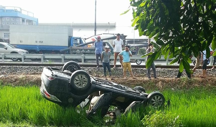 Chiếc xe ô tô bị đâm bay xuống ruộng, lái xe bị thương nặng.