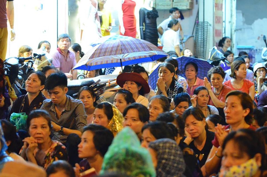 Trời mưa, nhưng nhiều người đã có mặt từ rất sớm tại chùa Phúc Khánh để dự lễ Vu Lan.