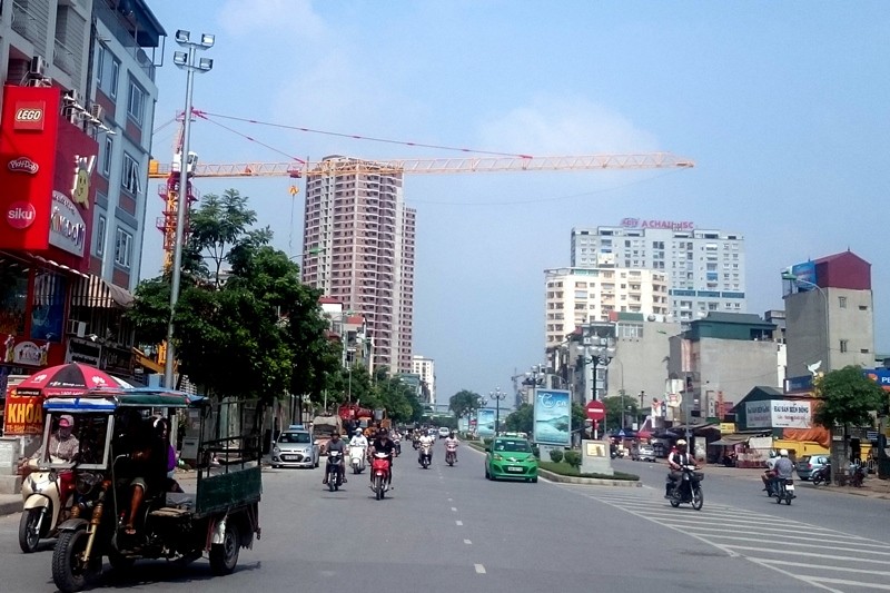 Cần cẩu xây dựng lơ lửng trên đầu người dân phố Tân Mai. Ảnh: Thanh Hà.