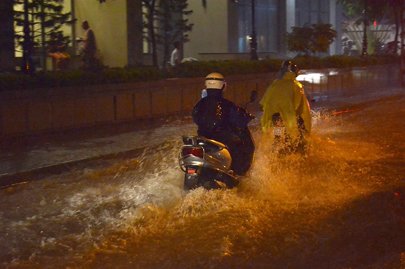 Ghi nhận của phóng viên, cơn mưa lớn khiến nhiều tuyến đường của Thủ đô ngập trong nước, ùn tắc kéo dài giờ tan tầm.