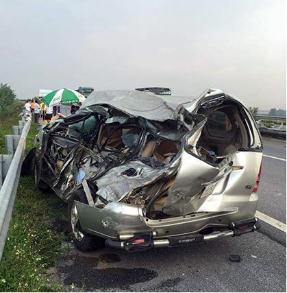 Chiếc xe ô tô con bị hư hỏng nặng. Ảnh: Trung tâm điều hành đường cao tốc Nội Bài – Lào Cai.