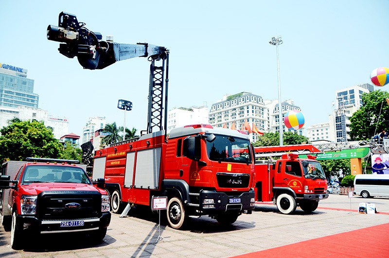 Sáng 21/9, tại Hà Nội diễn ra triển lãm và hội nghị quốc tế về kỹ thuật và phương tiện phòng cháy, chữa cháy và cứu nạn, cứu hộ tại Việt Nam - Fire Safety & Rescue VietNam 2016.