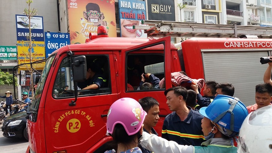 Nam thanh niên gặp tai nạn được xe cứu hỏa đưa đi cấp cứu.