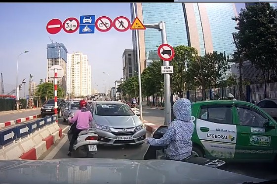 Hình ảnh trong đoạn video ghi lại cảnh ô tô, xe máy nối đuôi nhau đi ngược chiều.