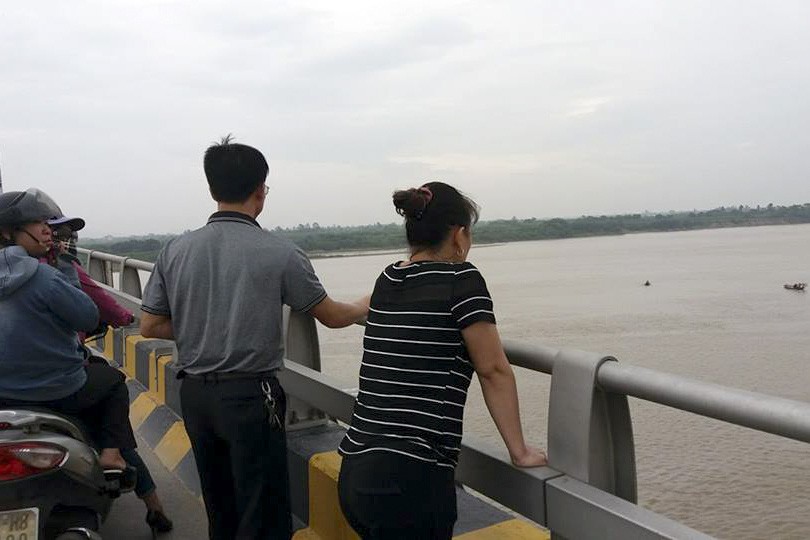 Khu vực cầu Phù Đổng nơi nạn nhân rơi xuống sông Đuống mất tích.