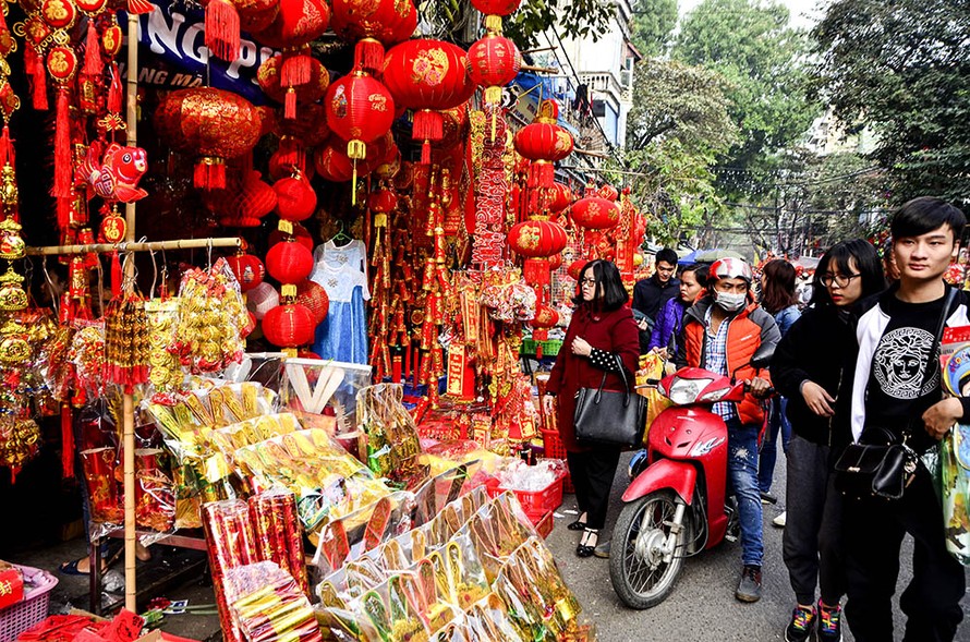 Theo ghi nhận của phóng viên, chiều 18/1, có mặt tại phố Hàng Mã, được mệnh danh là nơi chuyên bán đồ hàng mã nổi tiếng ở Hà Nội có khá đông người đến mua đồ cúng trước ngày tiễn ông Táo về trời.