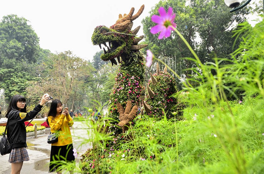 12 con giáp được làm từ hoa, cây xanh được Công ty công viên Thống Nhất (Hà Nội) hoàn thiện trong những ngày vừa qua.