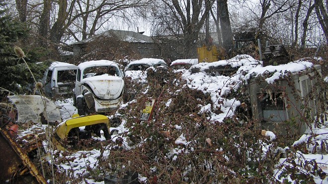 Biên tập viên Ronan Glon của Autoblog kể lại quá trình khám phá khu đất bỏ hoang với hàng chục chiếc xe kinh điển. Sau một trận bão tuyết, cửa hàng bán máy móc bị xóa sổ, nơi đây hoang phế như một nghĩa địa xe hơi.
