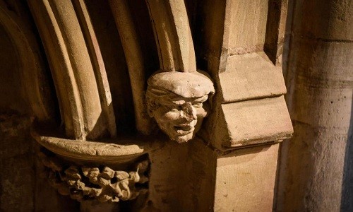 Bức tượng có kiểu đầu chải mượt ở lối vào nhà thờ Southwell Minster. Ảnh: Guzelian. 