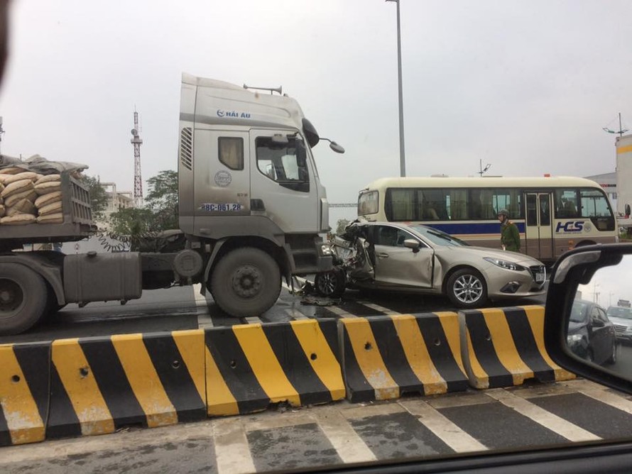 Vụ tai nạn giao thông kể trên xảy ra vào khoảng 6h hôm nay, 20/2, tại khu vực đường Võ Nguyên Giáp, gần nhà ga T1, sân bay Nội Bài (huyện Sóc Sơn, TP Hà Nội).