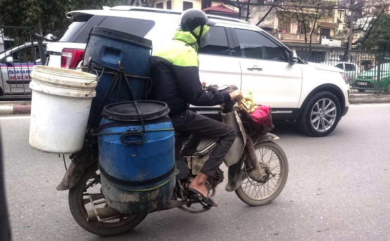 Xe máy cũ nát không có BKS lưu thông trên đường Giải Phóng (Hà Nội). Ảnh: Thanh Hà