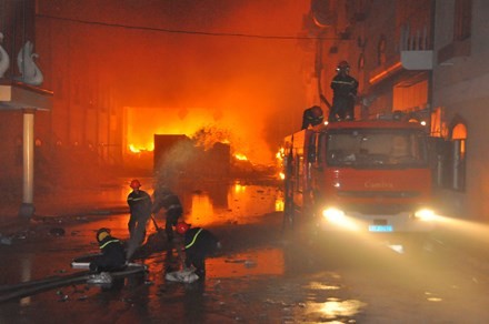 Vụ cháy lớn tại Công ty may mặc Kwong Lung Meko thuộc khu công nghiệp Trà Nóc 1. Ảnh: Hòa Hội - Nhật Huy.