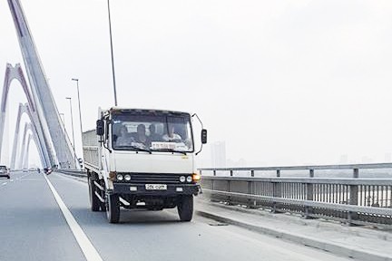 Chiếc xe tải đi ngược chiều trên cầu Nhật Tân. Ảnh: N.T
