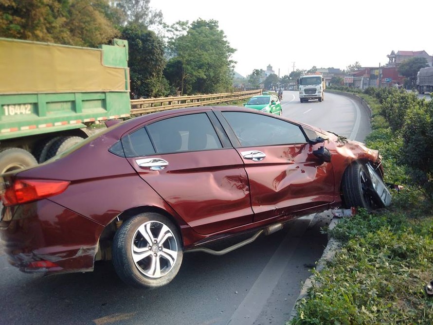 Vụ tai nạn xảy ra vào khoảng 16h hôm nay (10/4) trên quốc lộ 1A đoạn qua địa bàn huyện Hậu Lộc, Thanh Hoá. 
