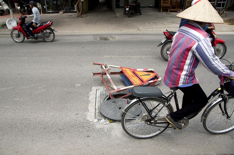 Quan sát tại nhiều con đường ở Hà Nội, có thể nhận thấy những “cái bẫy” nguy hiểm cho người tham gia giao thông.